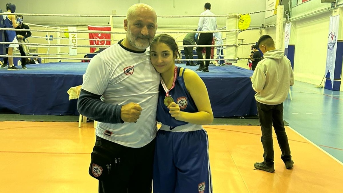 İstanbul yıldızlar bayanlar ve erkekler ferdi boks  şampiyonasında 1.olmuştur.